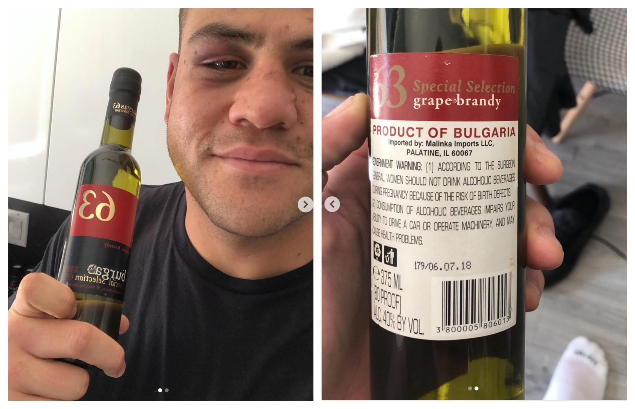 Австралиецът публикува днес снимки, на които се вижда че държи бутилка с бъ...