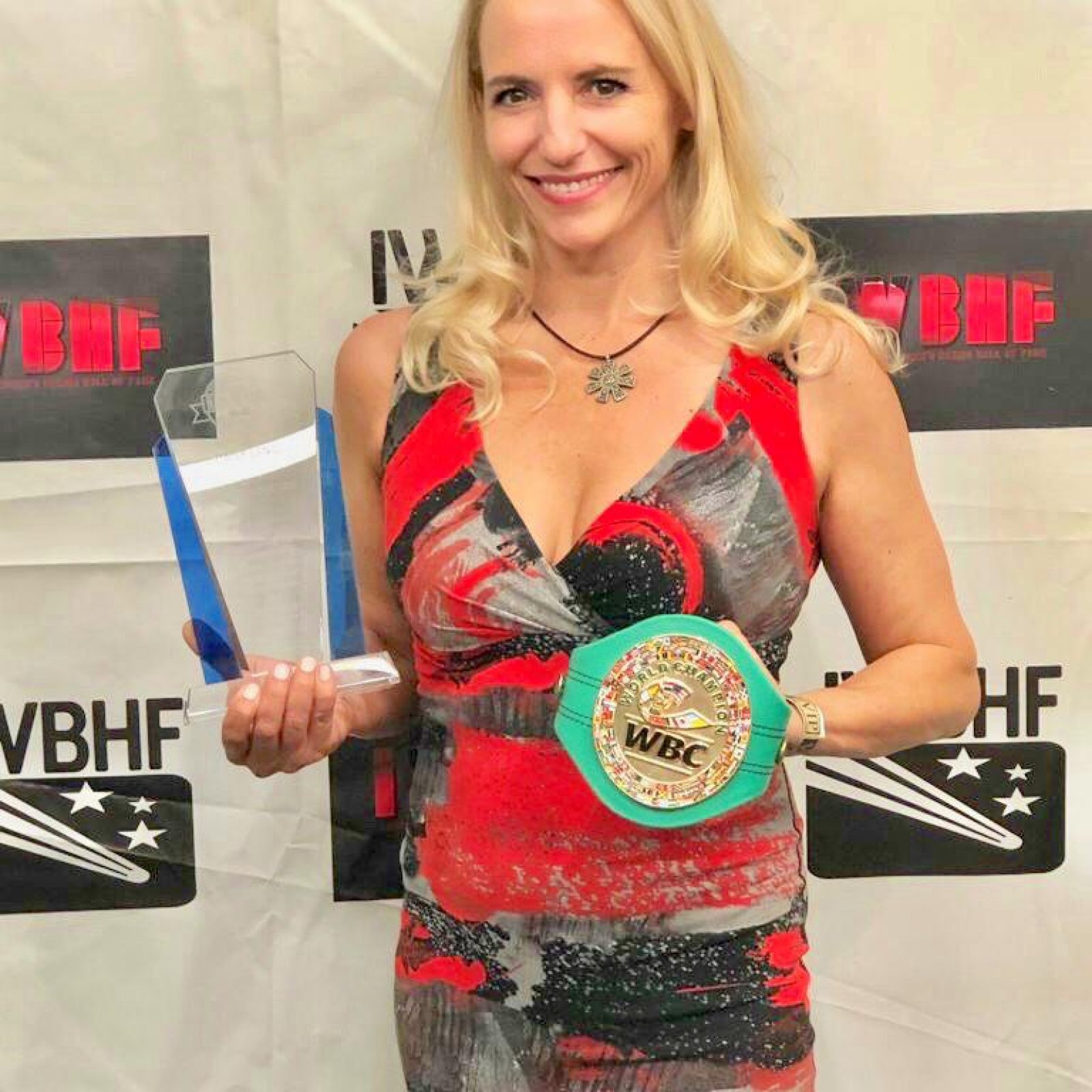 Дейзи Ланг с приза „Пионер нa женския професионален бокс“ на церемонията в Сан Франциско, 30 август 2019 г.