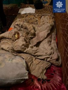 Деца ядат стиропор и тапети, за да оцелеят в къща на ужасите (СНИМКИ)