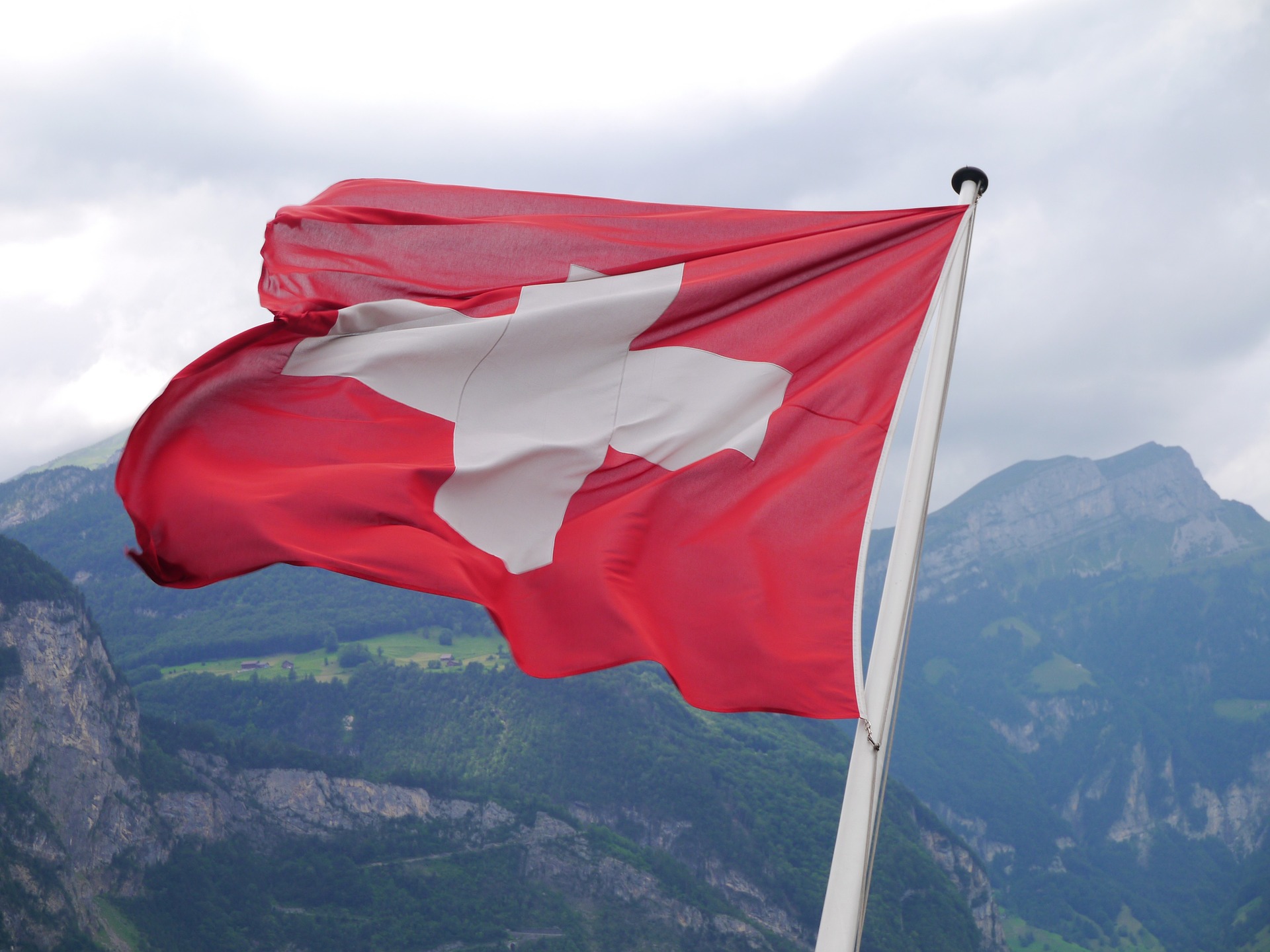Неутрална Швейцария ще усилва армията си