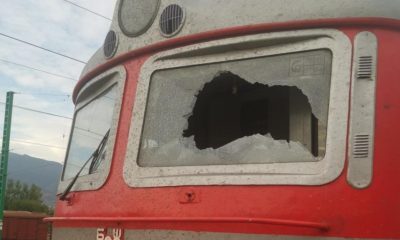 Влакът за Бургас удари скали и дерайлира, има загинал машинист