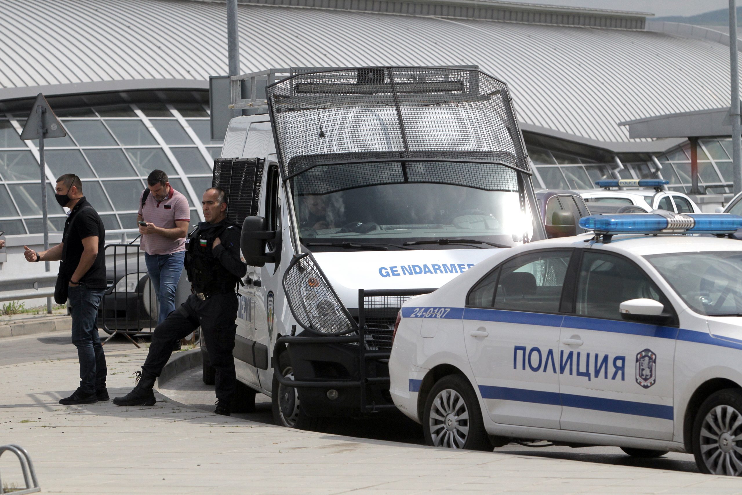 Сигнал за бомба евакуира и двата терминала на летище "София"