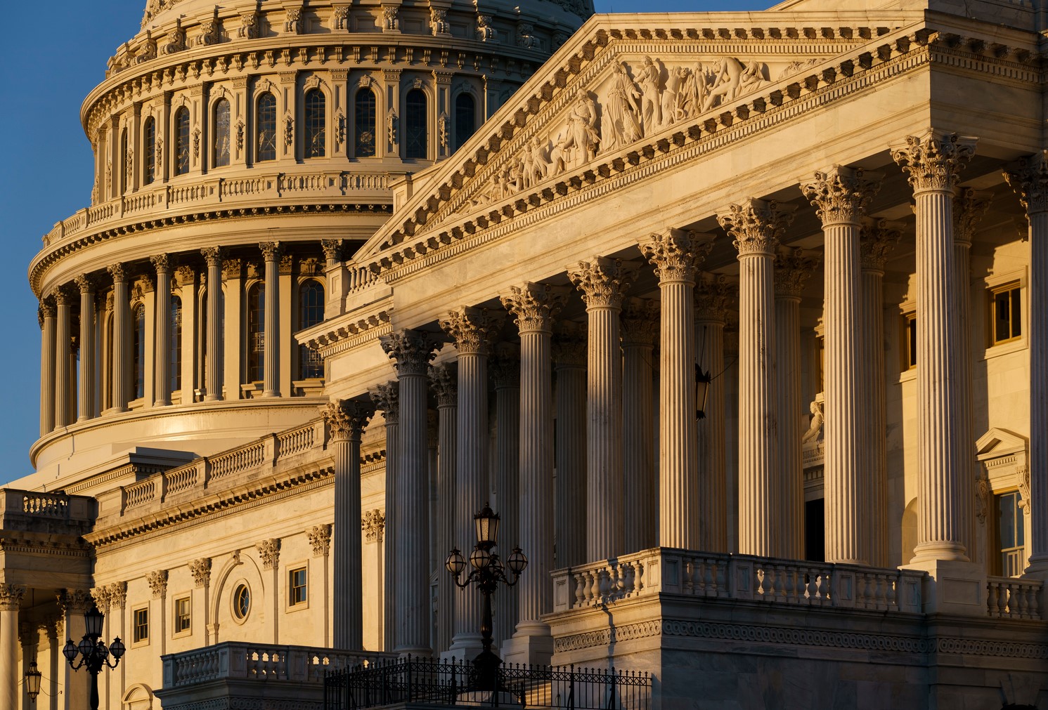 Сенатът павира пътя пред законопроекта за финансирането на правителството в САЩ