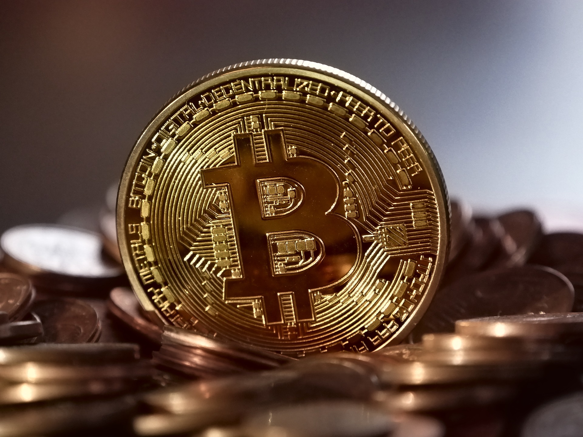 Bitcoin-ът падна под $33 000 за пръв път от близо година