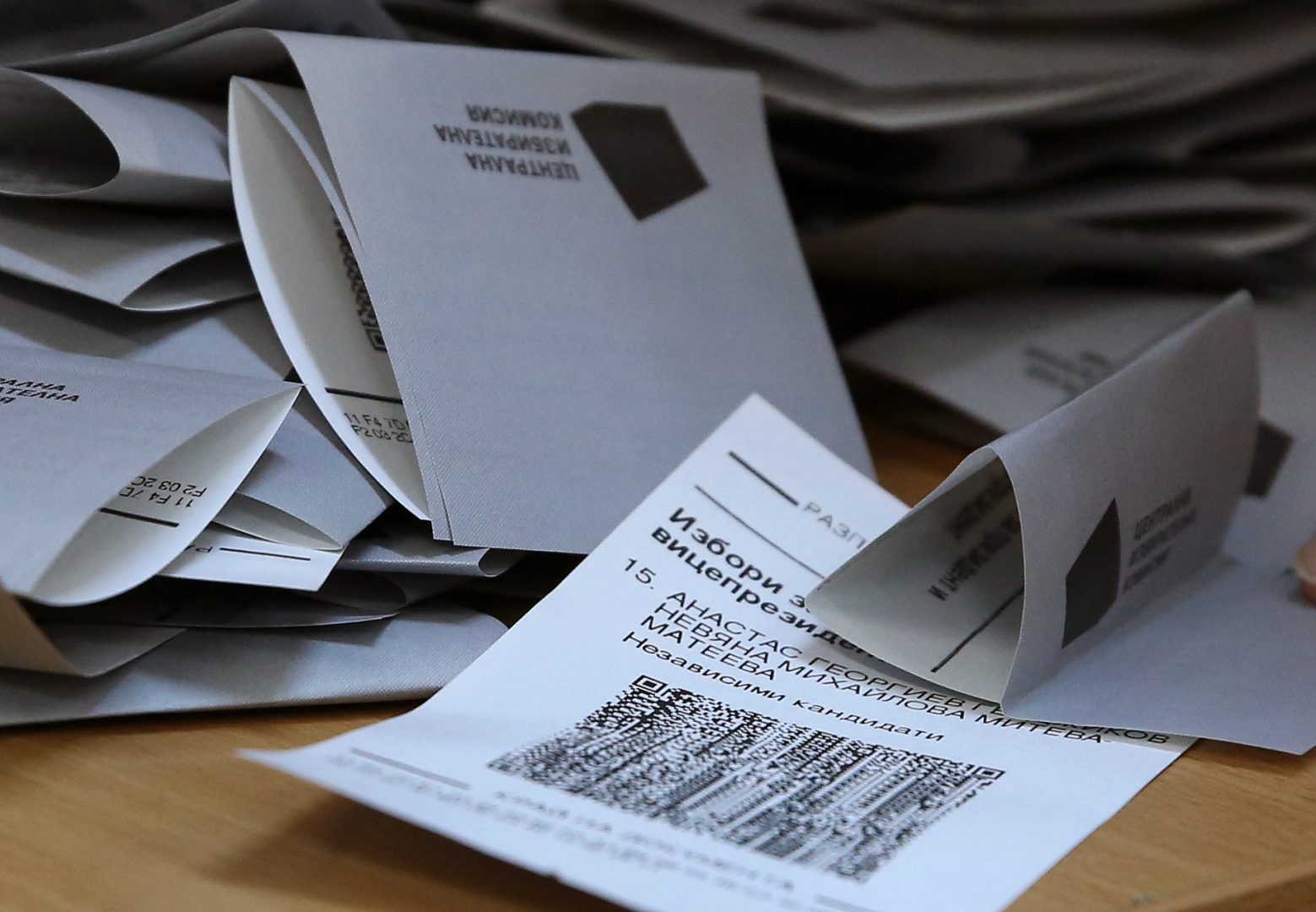 РИК-Варна ще сезира прокуратурата заради странен надпис в избирателна секция