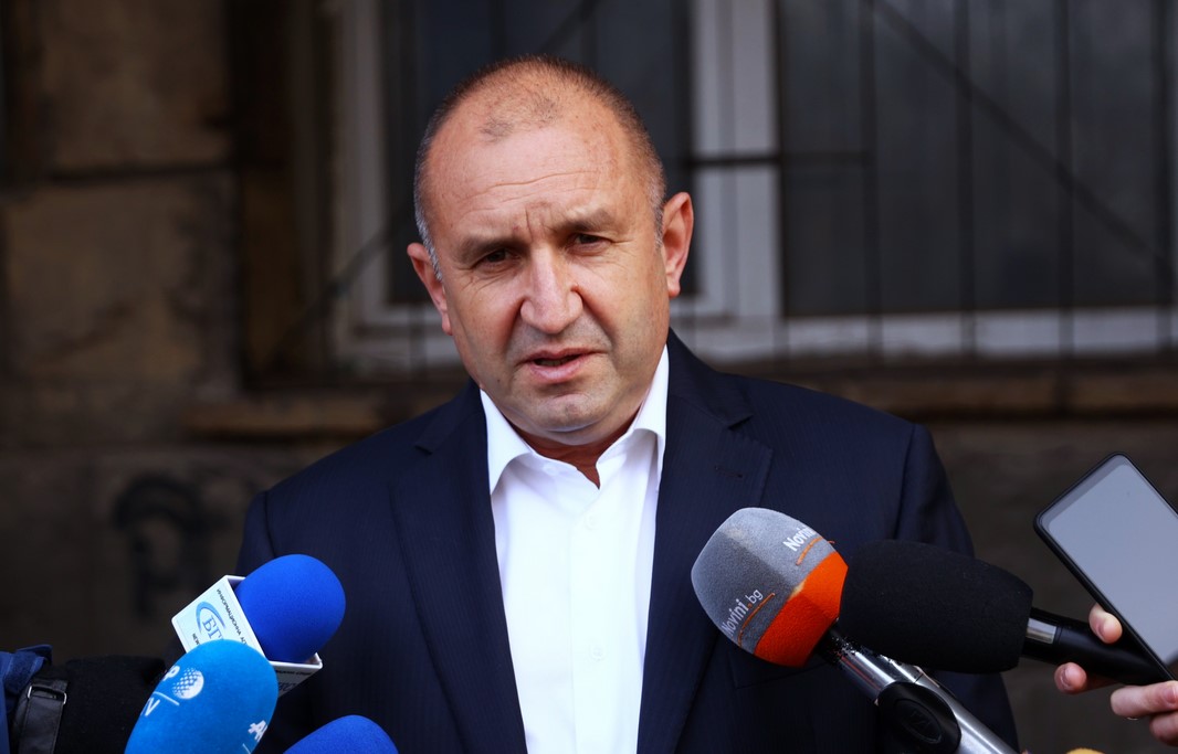 Относно отзоваването на 70 руски дипломатически служители президентът Радев коментира, че това решение увеличава риска най-вече за българската енергетика
