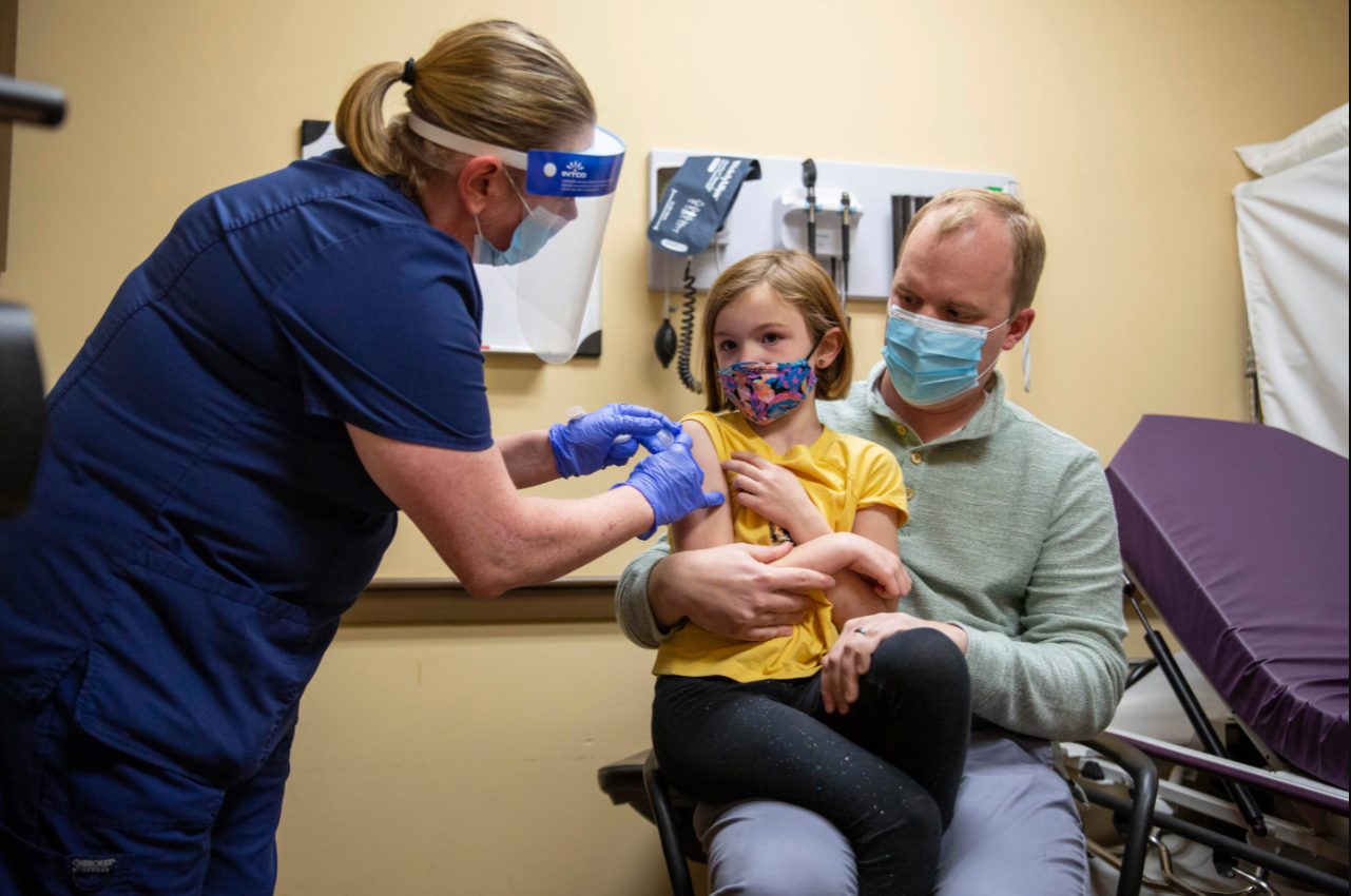 Очаква се разрешението за ваксинация на най-малките деца с Pfizer и Moderna /Сн.: АП/БТА/