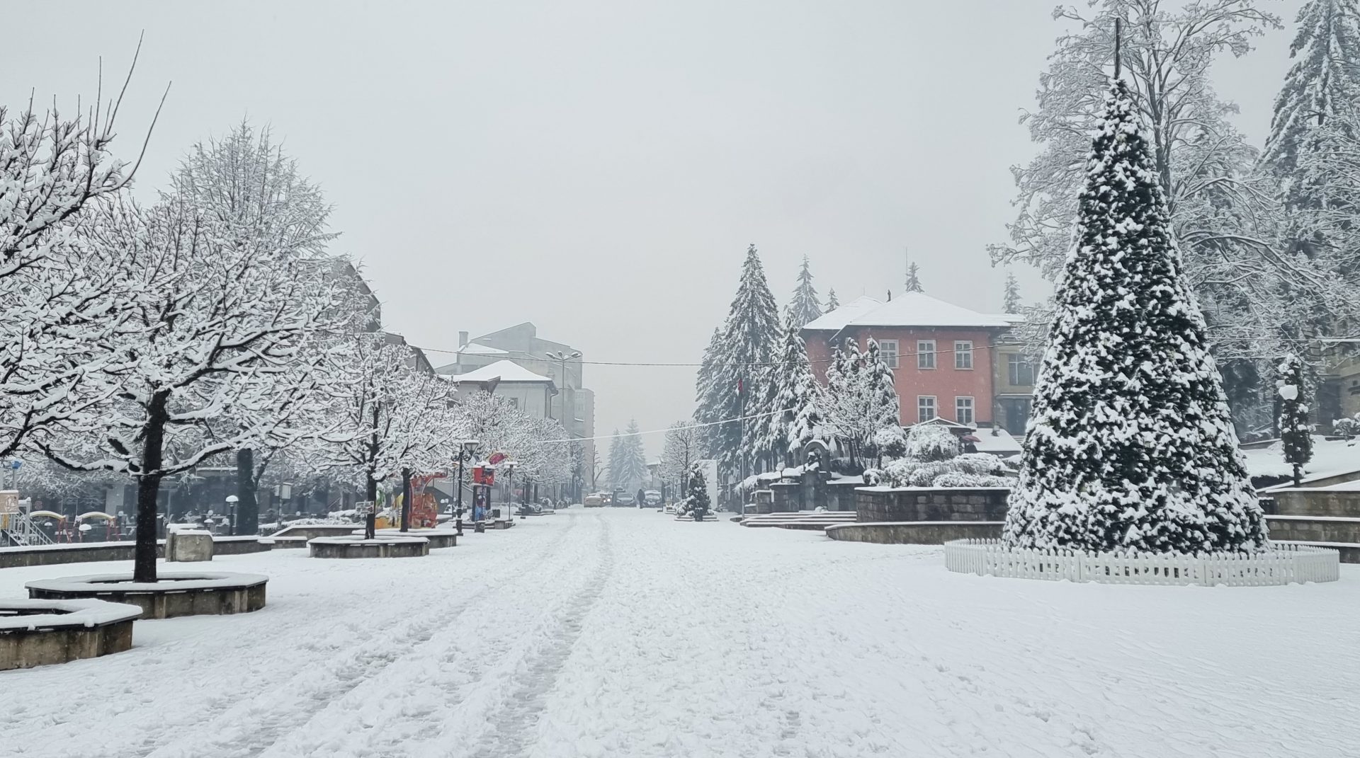 Времето в България: Валежи от дъжд ще преминават в сняг във вторник