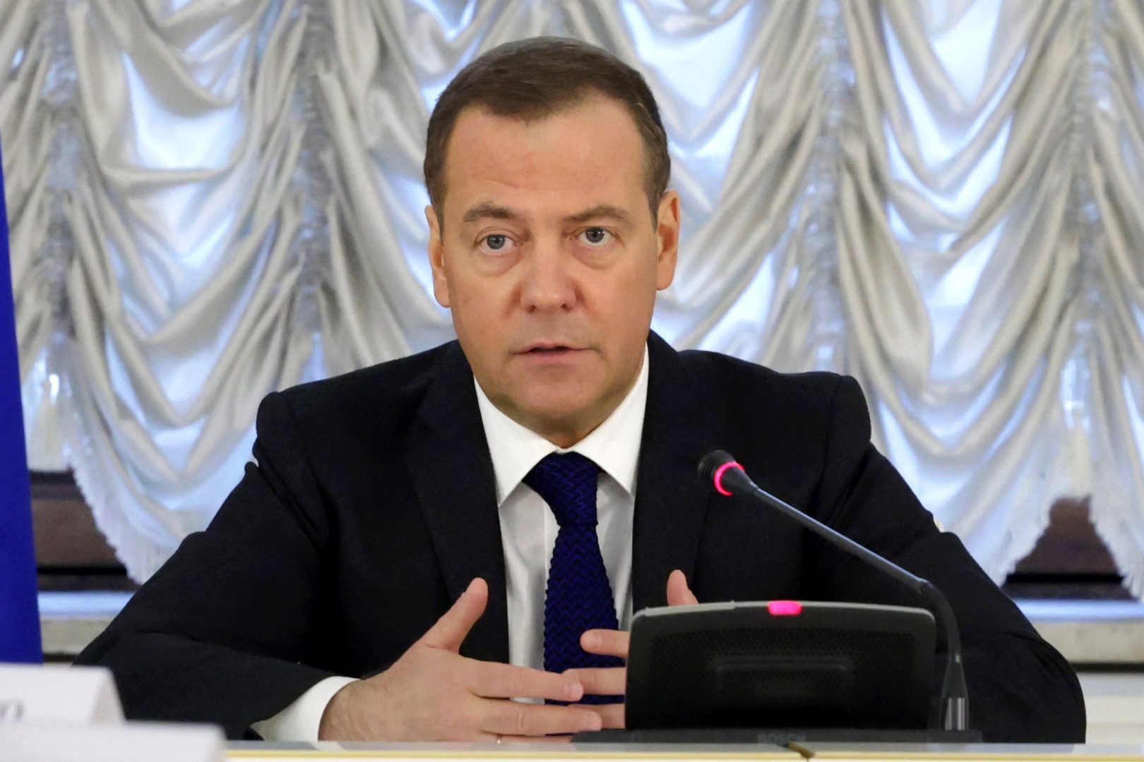 Медведев е щастлив от оставката на британския премиер