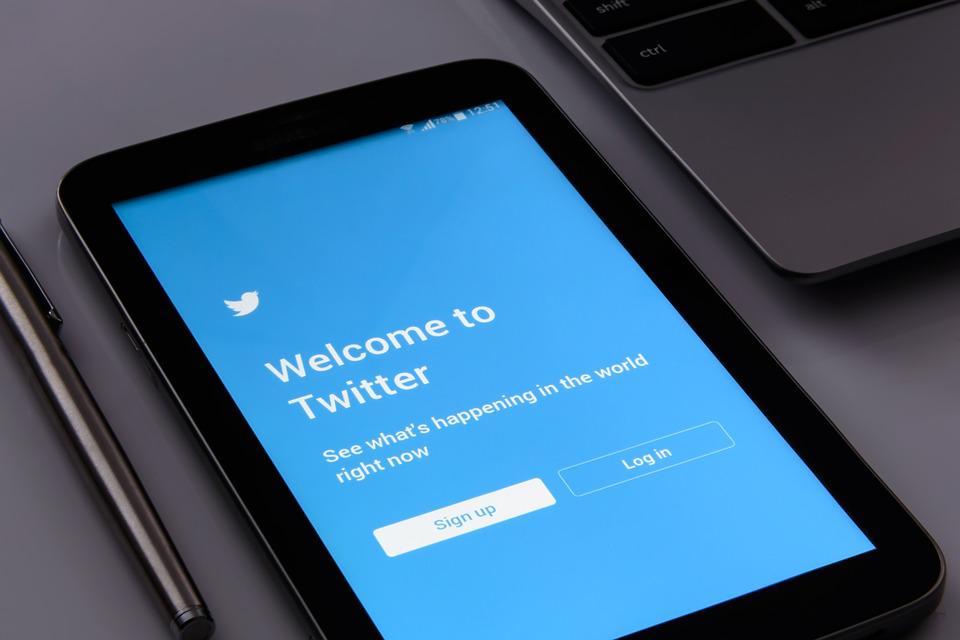 Мъск: Само "синя значка" дава право за участие в анкети за политиката на Twitter