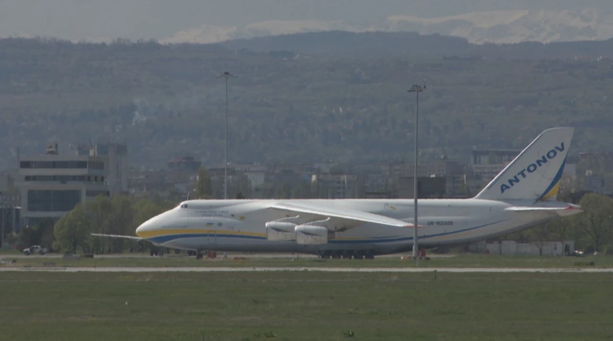"АН-124" - един от най-големите товарни самолети е в София. Какво кара за Украйна?