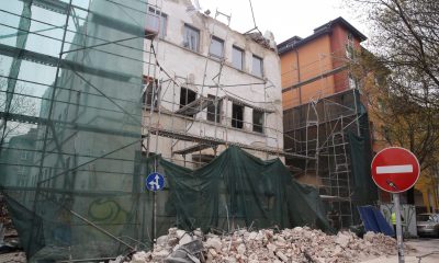 Фасада на сграда в София се срути върху тротоара