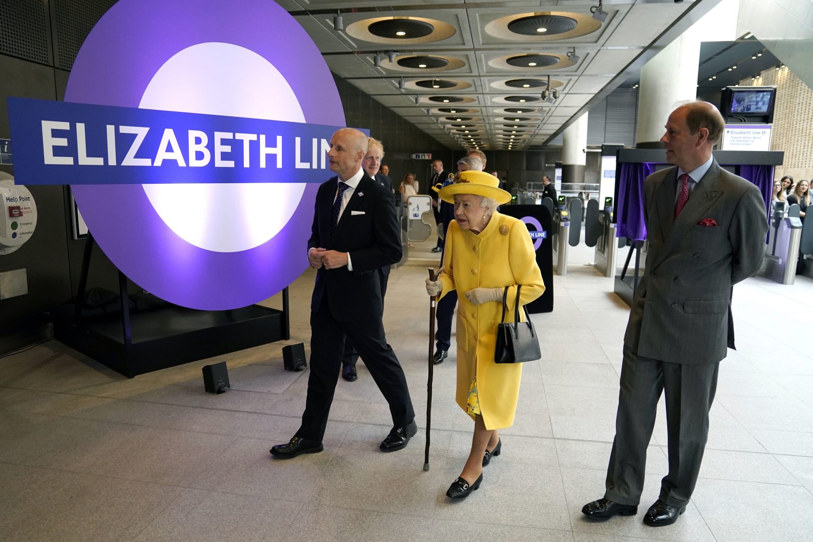 Кралица Елизабет II инспектира метростанция на нейно име в Лондон