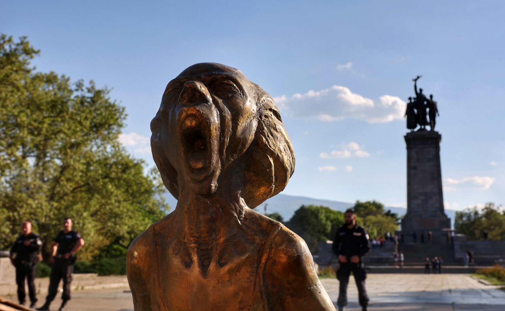 Украинската майка срещу съветската армия: Нова скулптура буни духовете (СНИМКИ)