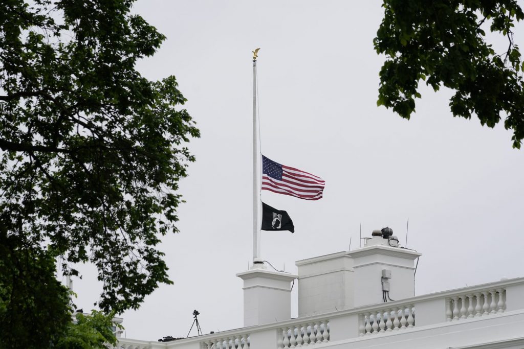Байдън нареди знамената да се спуснат на половина в памет на жертвите от COVID