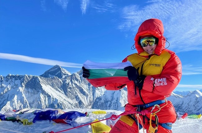За втори път в историята: Българка изкачи Еверест