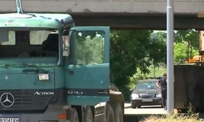 Шофьор на камион забрави да си свали коритото и отнесе мост в Пловдив