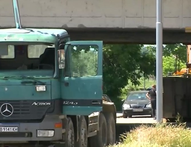 Шофьор на камион забрави да си свали коритото и отнесе мост в Пловдив