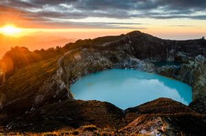 Природни чудеса: Зрелищни кратери, цветни езера и спираща дъха панорама