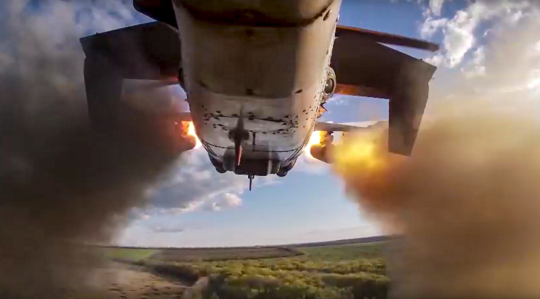 Руски хеликоптер открива огън в Донбас