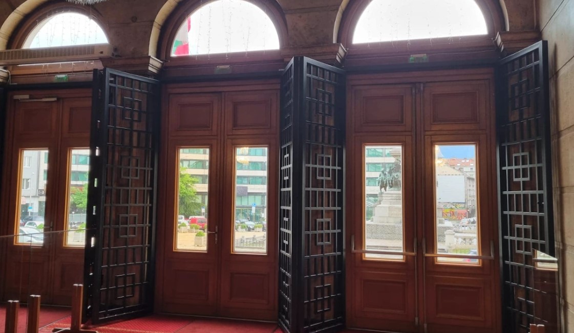 Народното събрание осъмна с тежки метални врати