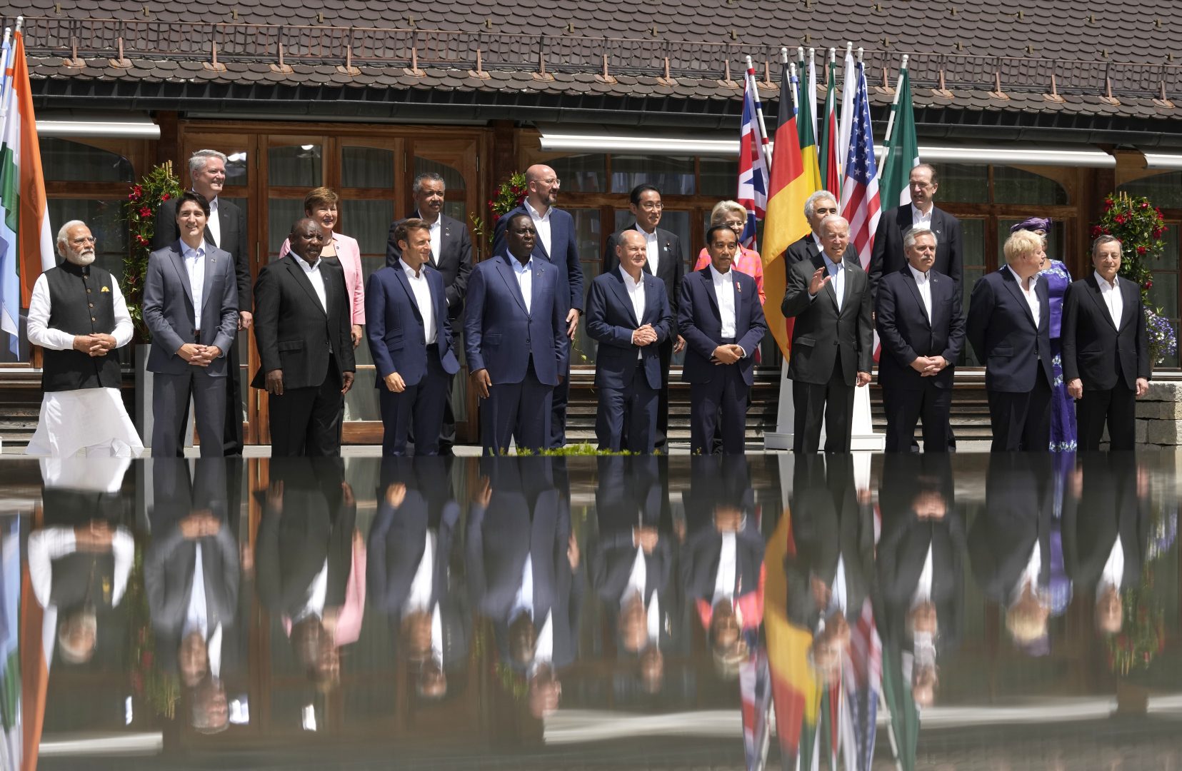 Г-7 мисли как да ограничи печалбите на Русия от петрол