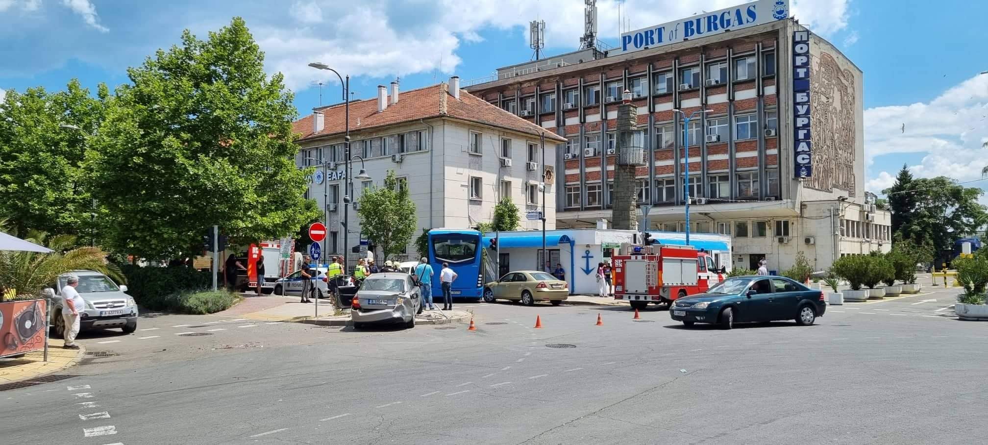 Автобус помете 2 коли в Бургас и се вряза в бетонна стена