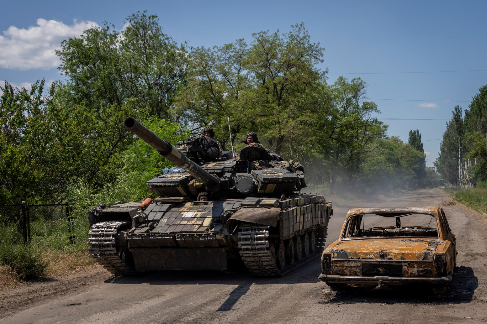 Украинците напредват към Херсон, докато руснаците се изтеглят