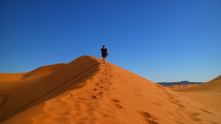 Българка направи горещите пясъци на Сахара свой дом