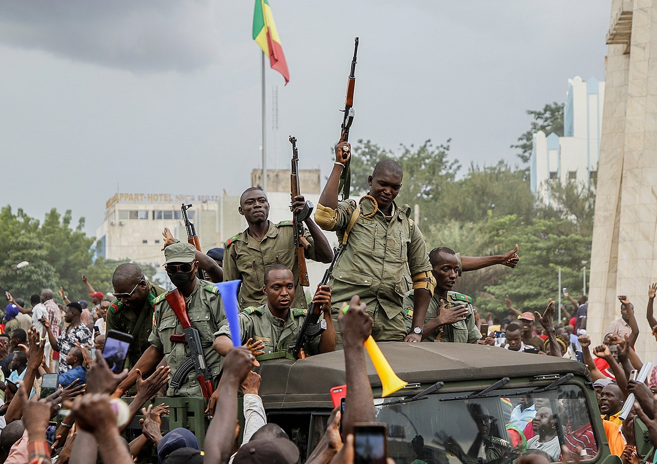 Мали твърди, че Франция е нарушила въздушното ѝ пространство и е доставила оръжия на ислямистки бойци