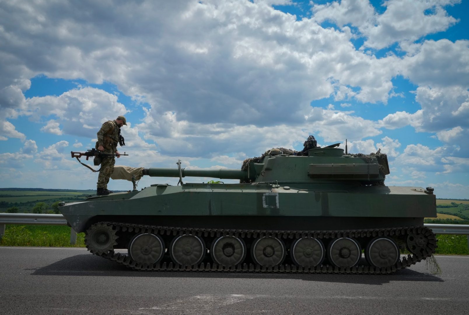 Чехия изпраща тежка военна техника на Украйна