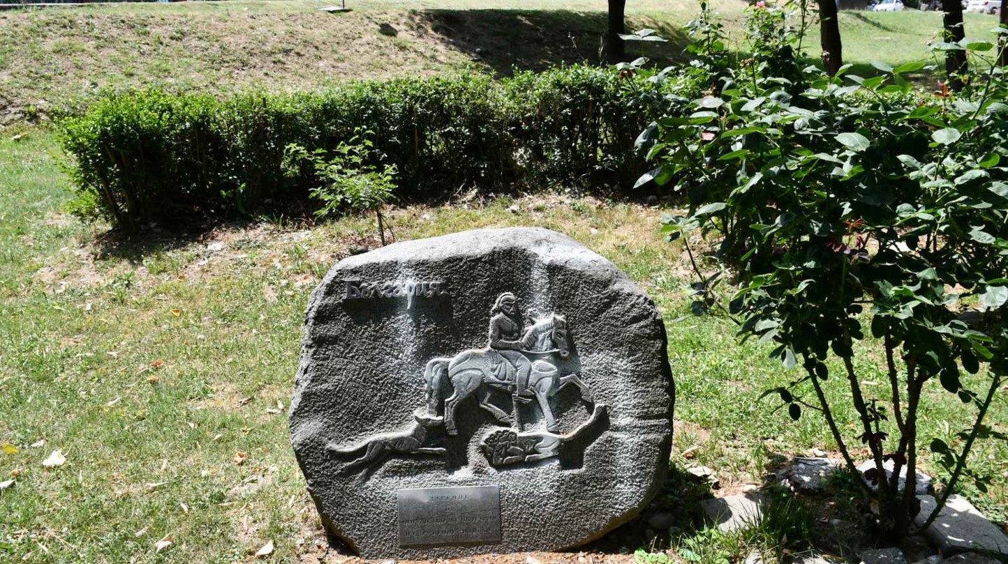 Поругаха с нацистка свастика бългаски паметник в Македония