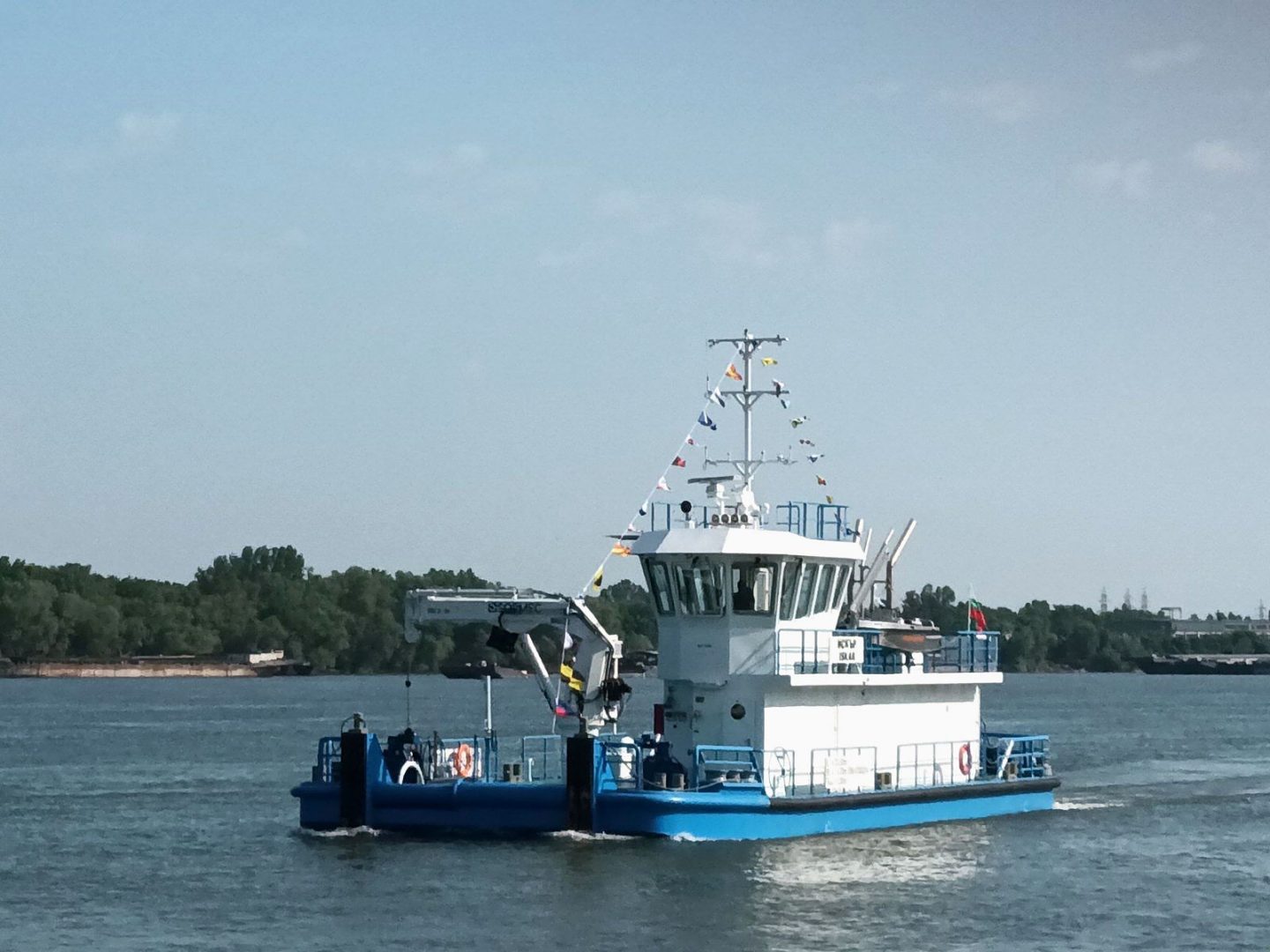 Дунав е под кота нула: Кораби и фериботи спират работа