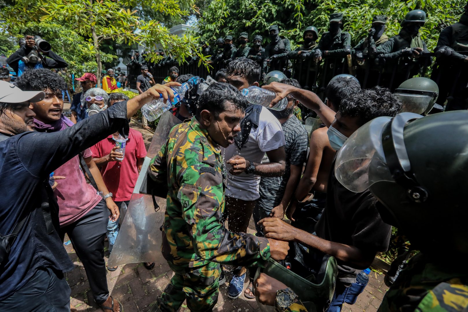 Протестиращите в Шри Ланка водят преговори за прекратяване на окупацията