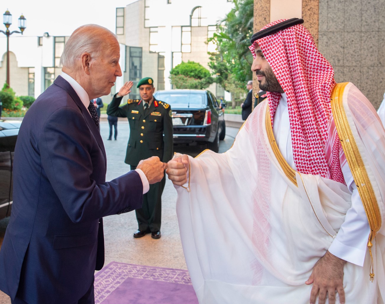 Байдън и саудитският престолонаследник удариха юмрук по време на историческа визита