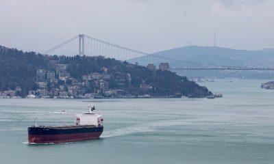 Кораб се повреди и затвори Босфора