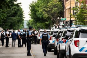 Само в рамките на няколко часа две стрелби проехтяха в Чикаго, като след тях останаха два трупа и многократно прострелян служител на закона