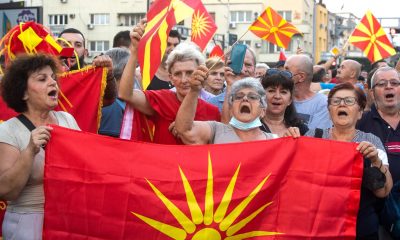 Скопие на бунт против "българизацията": Напрежение пред парламента