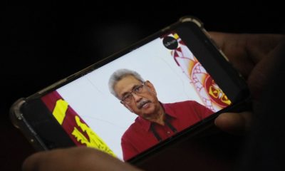 Президентът на Шри Ланка подаде оставка след кацане в Сингапур