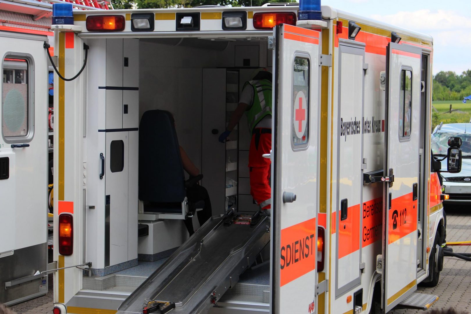 Джип се заби в паркирана кола в Трудовец, мъж е с опасност за живота