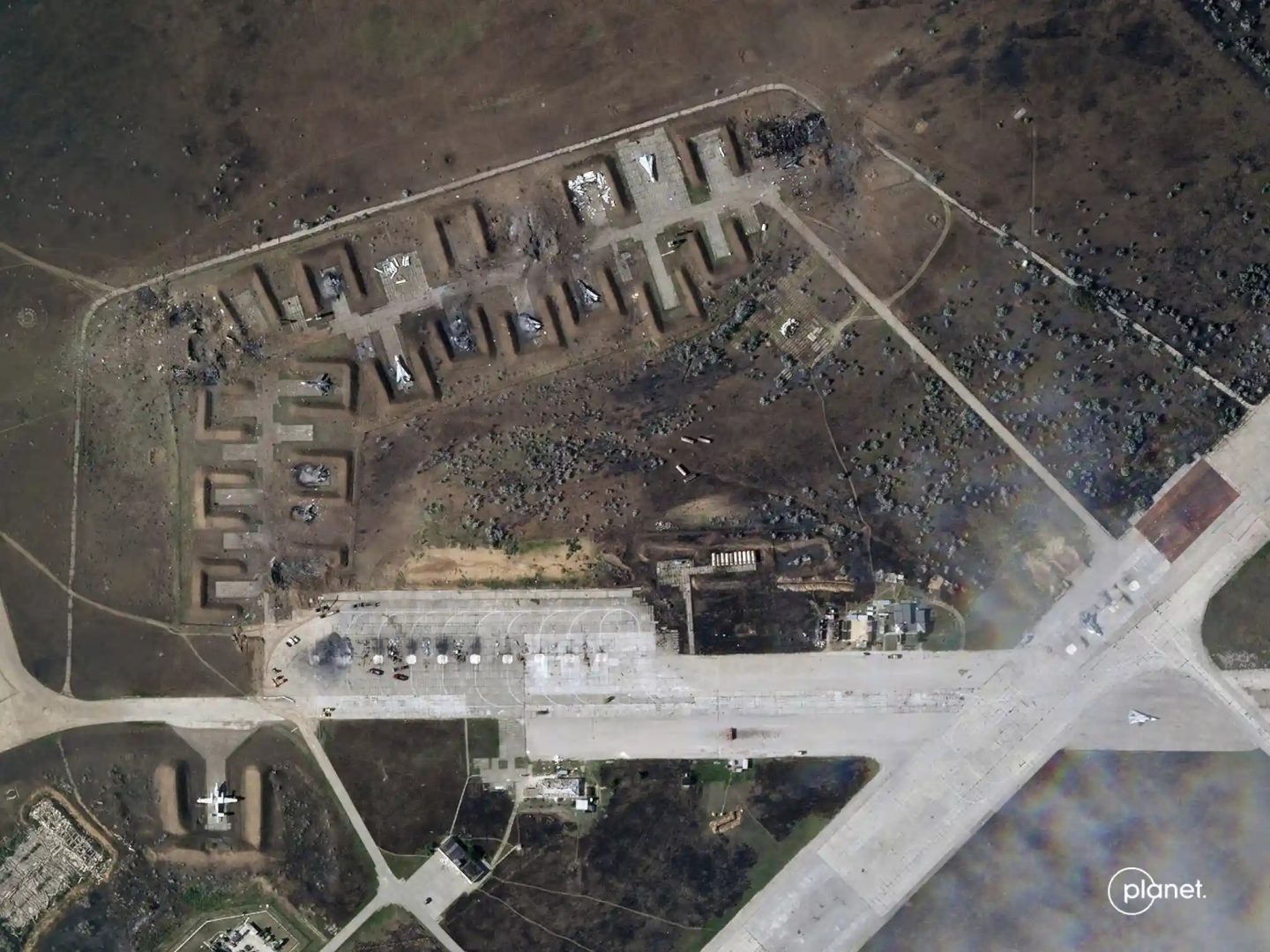 Сателитни снимки показват сериозни поражения по руската авиобаза "Саки"