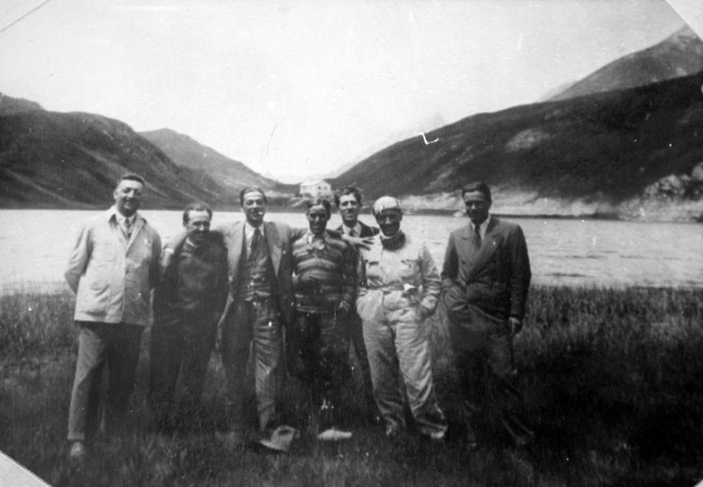 Енцо Ферари (първият от ляво на дясно) с колеги от Alfa Romeo. Сн. Wikipedia