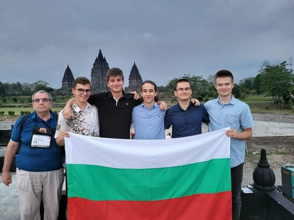 Български ученици грабнаха 4 медала от Олимпиада в Индонезия