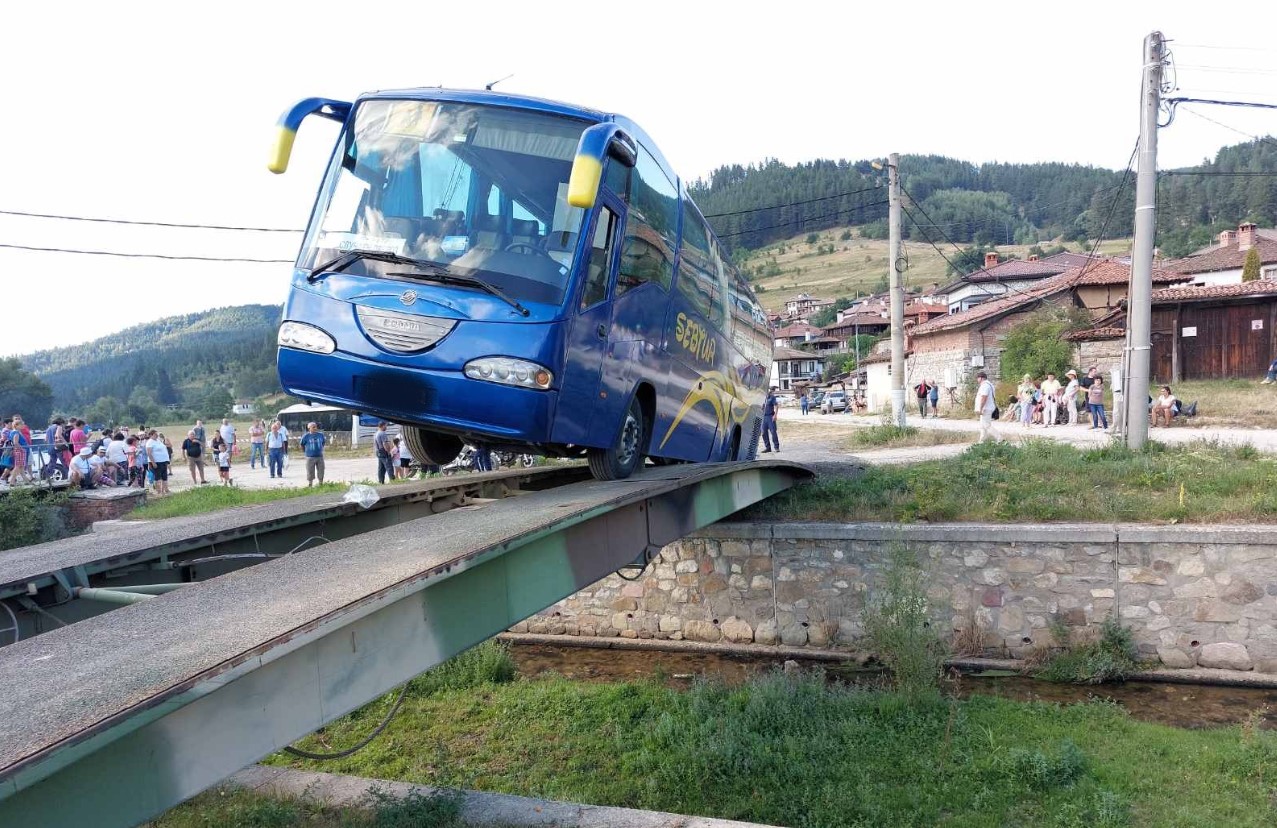 Автобус с 50 пътници вися от мост в Копривщица