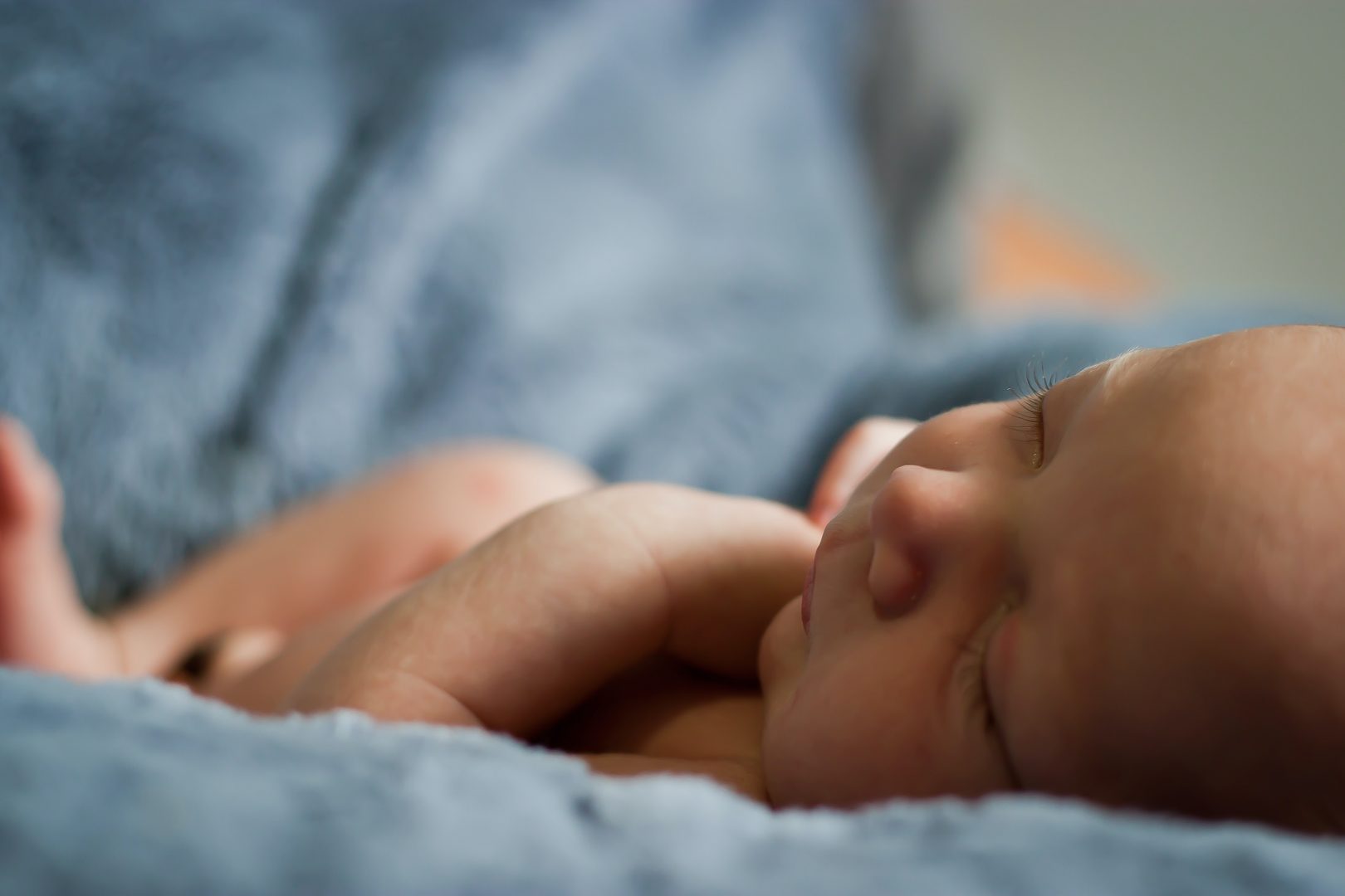 200 грама живот подхвърлен на тротоара: Новородено бебе намериха в Айтос