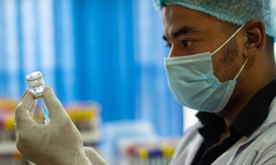 Индийски студент по медицински грижи поставил ваксина на 30 души с една спринцовка