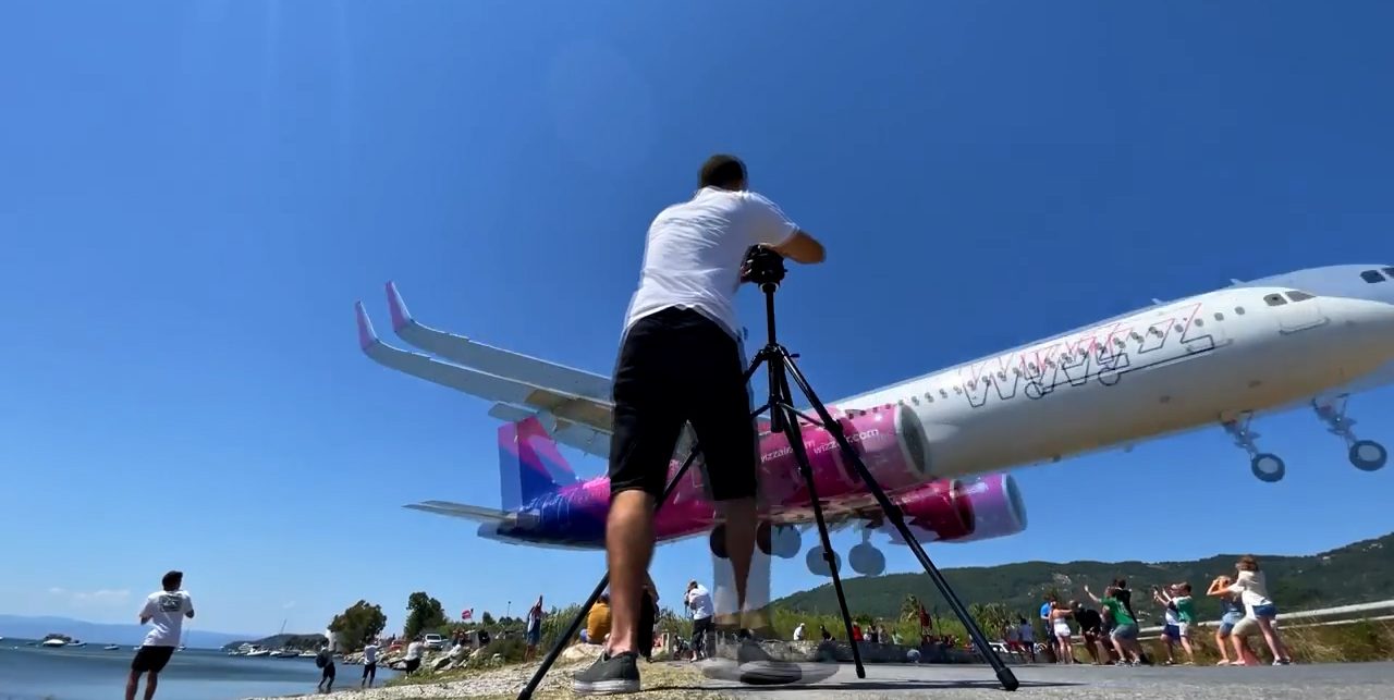 Пътнически самолет на Wizz Air прелетя на метри от главите на туристи в Гърция