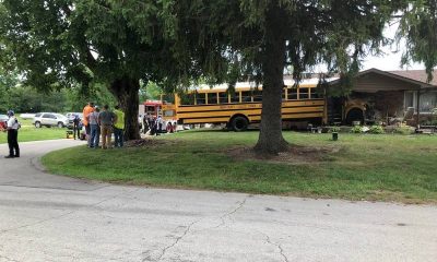 Пълен с ученици автобус се заби в къща в Индиана, шофьорът получил сърдечен арест