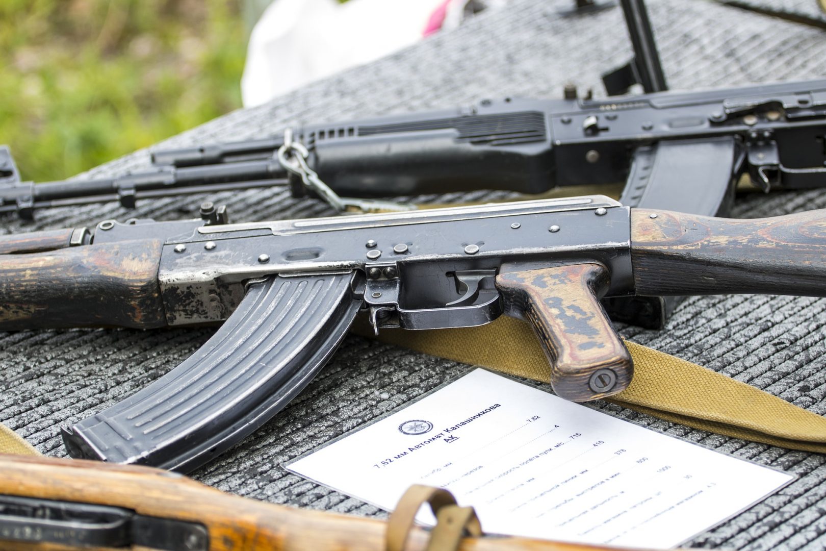 „Такива са ни възможностите“: Пращаме леко стрелково оръжие на Украйна