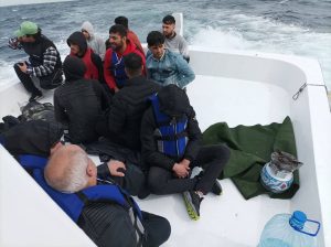 Акция в бурни води: Граничари спасиха лодка с 38 бежанци до Шабла (СНИМКИ)